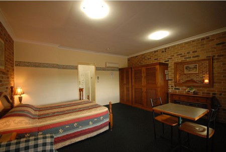 Country Gardens Motor Inn - Accommodation Melbourne 2