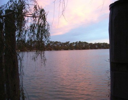 Mannum Caravan Park Cabins - Melbourne 4u 3