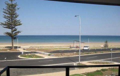 Moana Beach Holiday Apartments - Melbourne 4u 4