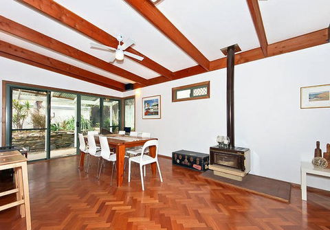 Sea Sand And Scrub Holiday House - Accommodation Melbourne 5