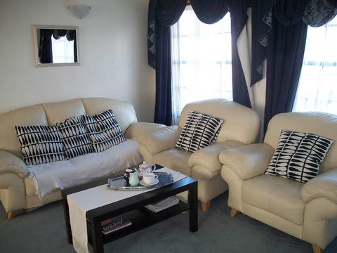 Beachside Apartment - Hove - Accommodation Melbourne 0