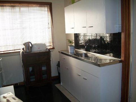 Beachside Apartment - Hove - Accommodation Melbourne 1