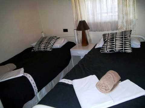 Beachside Apartment - Hove - Accommodation Melbourne 3