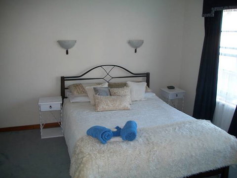 Beachside Apartment - Hove - Accommodation Melbourne 4