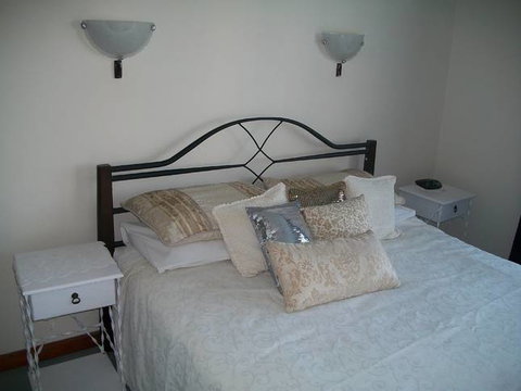 Beachside Apartment - Hove - Accommodation Melbourne 5