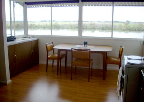 Riverfront Holiday House - Accommodation Melbourne 2