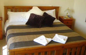 Riverfront Retreat - Accommodation Melbourne 4