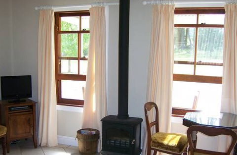 Hillcrest Cottage - Accommodation Melbourne 3