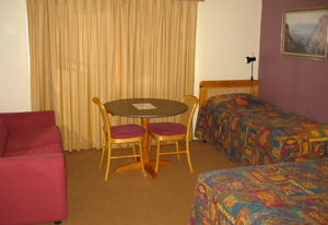 Highlands Motor Inn - Accommodation Melbourne 2