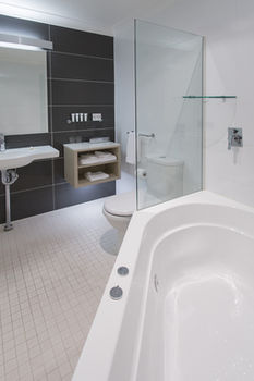 Best Western Plus Apollo International Hotel - Accommodation Melbourne 1