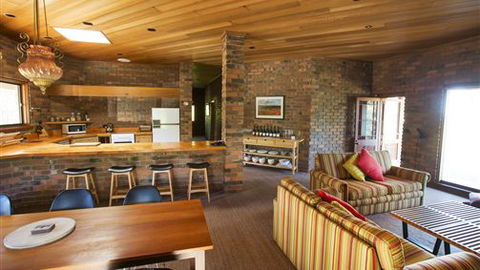 The Eagles Nest - Melbourne 4u 1