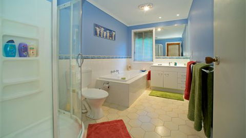 Long John Silver's Surf Retreat - Accommodation Melbourne 4
