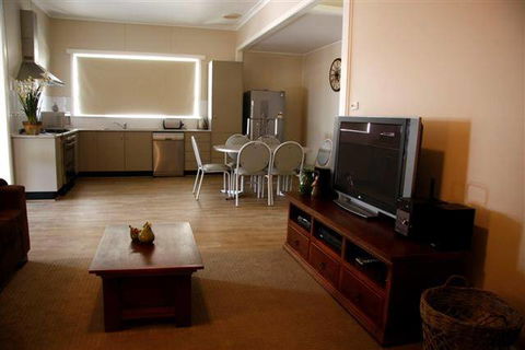 Saltbush Motor Inn - Accommodation Melbourne 2