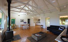 Yellow Dog Cottage - - Accommodation Melbourne 0