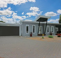 Poolside - Accommodation Melbourne