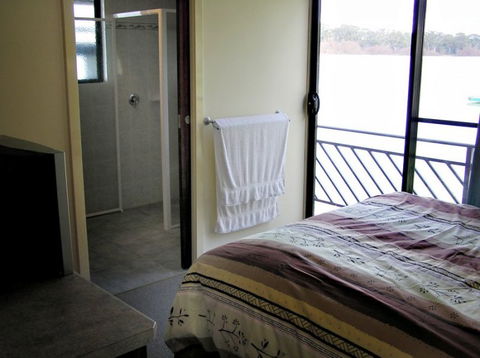 Takeme2 Houseboat - Melbourne 4u 3