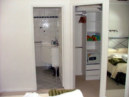 Tasman Beachside Apartments - Melbourne 4u 1