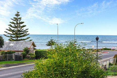 Ariadne - A Hop Skip And A Jump To The Beach With Sea Views - Accommodation Melbourne 0