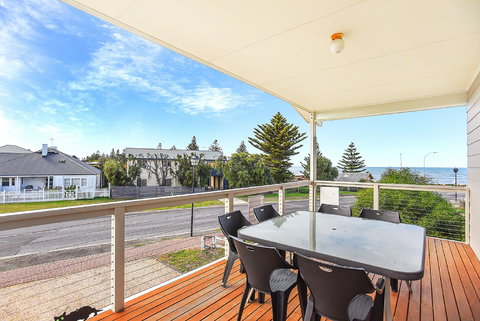 Ariadne - A Hop Skip And A Jump To The Beach With Sea Views - Accommodation Melbourne 1