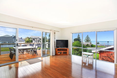 Ariadne - A Hop Skip And A Jump To The Beach With Sea Views - Accommodation Melbourne 2