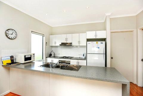 Ariadne - A Hop Skip And A Jump To The Beach With Sea Views - Accommodation Melbourne 4