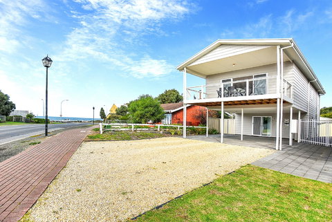 Ariadne - A Hop Skip And A Jump To The Beach With Sea Views - Accommodation Melbourne 9