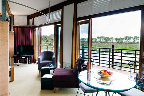 Bettenay's Lakeside Chalets And Luxury Spa Apartment - Accommodation Melbourne 0