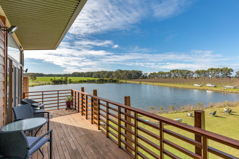 Bettenay's Lakeside Chalets And Luxury Spa Apartment - Accommodation Melbourne 1