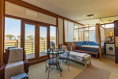 Bettenay's Lakeside Chalets And Luxury Spa Apartment - Accommodation Melbourne 2