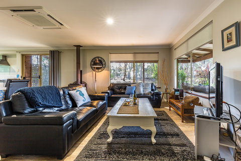 Bettenay's Lakeside Chalets And Luxury Spa Apartment - Accommodation Melbourne 6