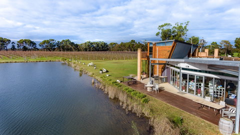 Bettenay's Lakeside Chalets And Luxury Spa Apartment - Accommodation Melbourne 7