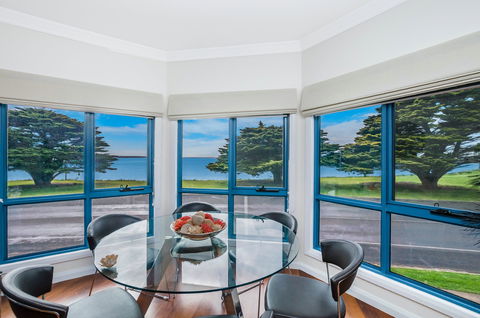 Seascape Accommodation - Melbourne 4u 1