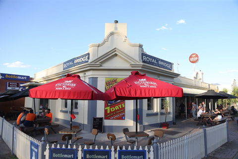 Royal Bridge Hotel, Barham - Accommodation Melbourne 0
