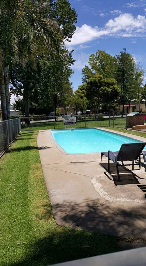 Young Caravan Tourist Park - Melbourne 4u 1