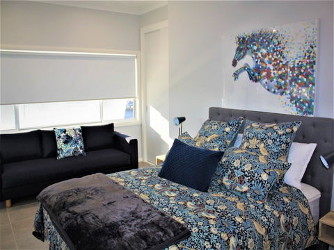Coolah Shorts - Self Contained Apartments - Accommodation Melbourne 0