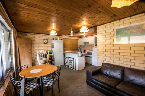 80 Page Drive Blanchetown -River Shack Rentals - Accommodation Melbourne 2