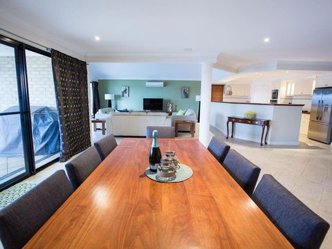 Canal Elegance In Yunderup - Melbourne 4u 1