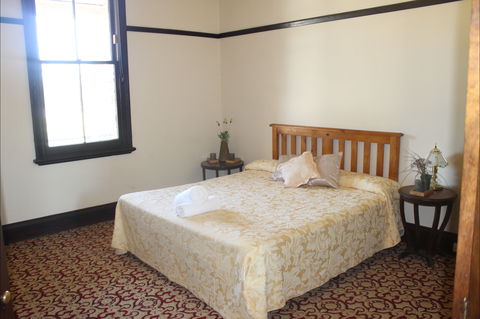 Neath Hotel - Melbourne 4u 2