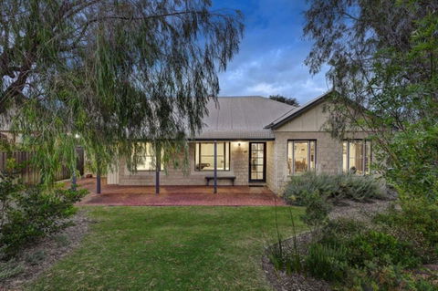 Cottage Retreat/Shady Cottage - Accommodation Melbourne 0