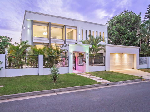 Riviera Waters Broadbeach - Vogue Holiday Homes - Accommodation Melbourne 0