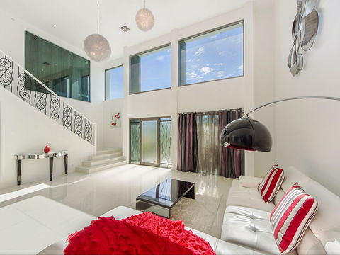 Riviera Waters Broadbeach - Vogue Holiday Homes - Accommodation Melbourne 1