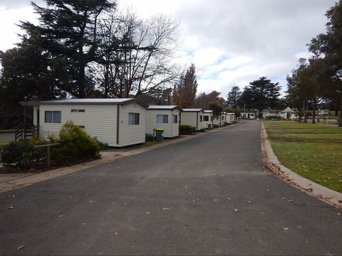 Yass Caravan Park - Melbourne 4u 0