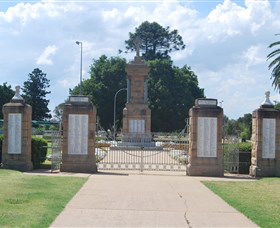 Warwick War Memorial And Gates - Accommodation Melbourne 0