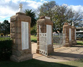 Warwick War Memorial And Gates - Accommodation Melbourne 2