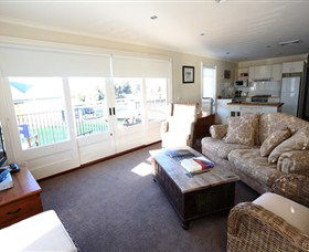 Keith Tulloch Wine - Accommodation Melbourne 3