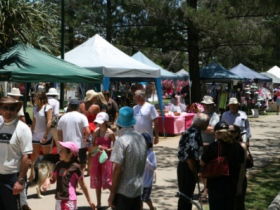 Broadbeach Art And Craft Markets - Accommodation Melbourne 3