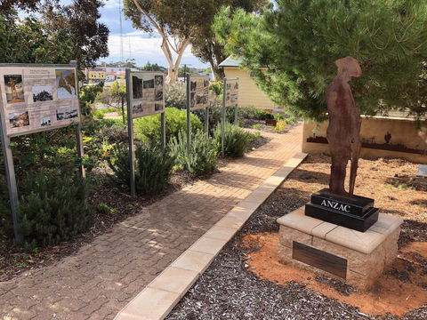 Moonta Area School Memorial Trail - Melbourne 4u 0