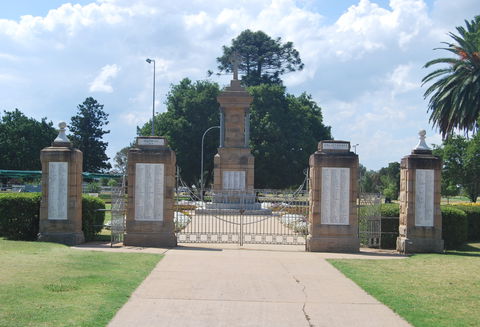 Warwick War Memorial And Gates - Accommodation Melbourne 0
