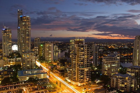Gold Coast Airport Transfers : Airport OOL To Gold Coast City In Business Car - Accommodation Melbourne 4