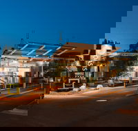 Majestic Oasis Apartments